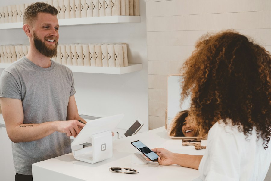 Comerciante atendiendo a una clienta en el mostrador